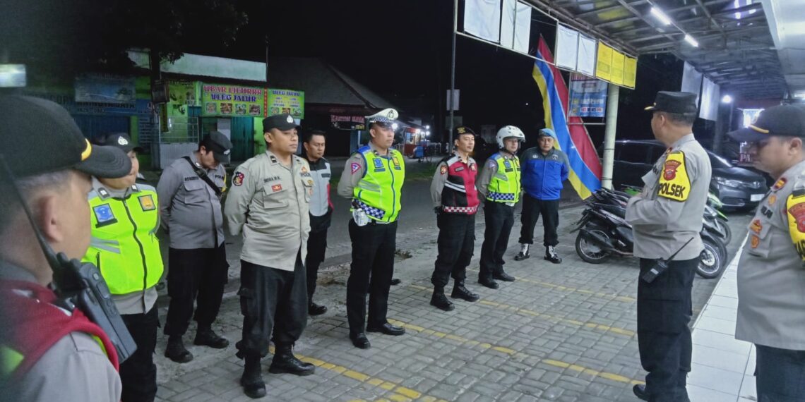 Kapolsek beserta anggota melaksanakan Patroli gabungan skala besar dengan jajaran Polsek Rayon Timur