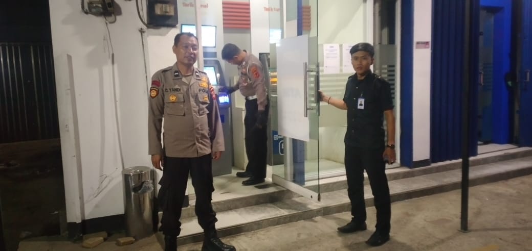 Polsek Sukalarang Melaksanakan Patroli Kegiatan Rutin Yang Ditingkatkan KRYD Antisipasi Kerawanan Malam Hari Kontrol ATM BRI Cegah Kejahatan Perbankan
