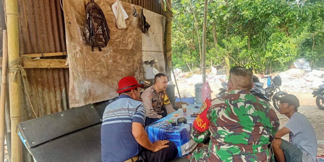 TNI- POLRI Jalin Keakraban Bhabinkamtibmas Polsek Lembursitu dan Babinsa saat sambang warga