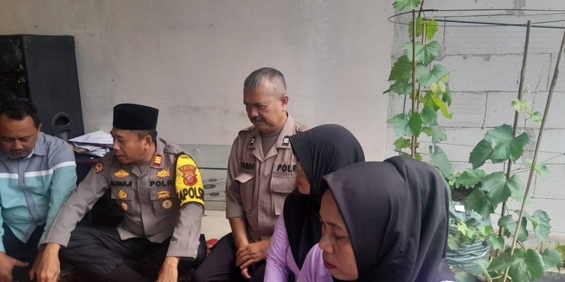 Kapolsek Cibeureum dan Bhabinkamtibmas Sambang Ke warga masyarakat