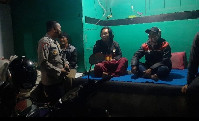 Gelar Patroli Malam Hari, Personel Polsek Sukalarang Kontrol Ronda Malam