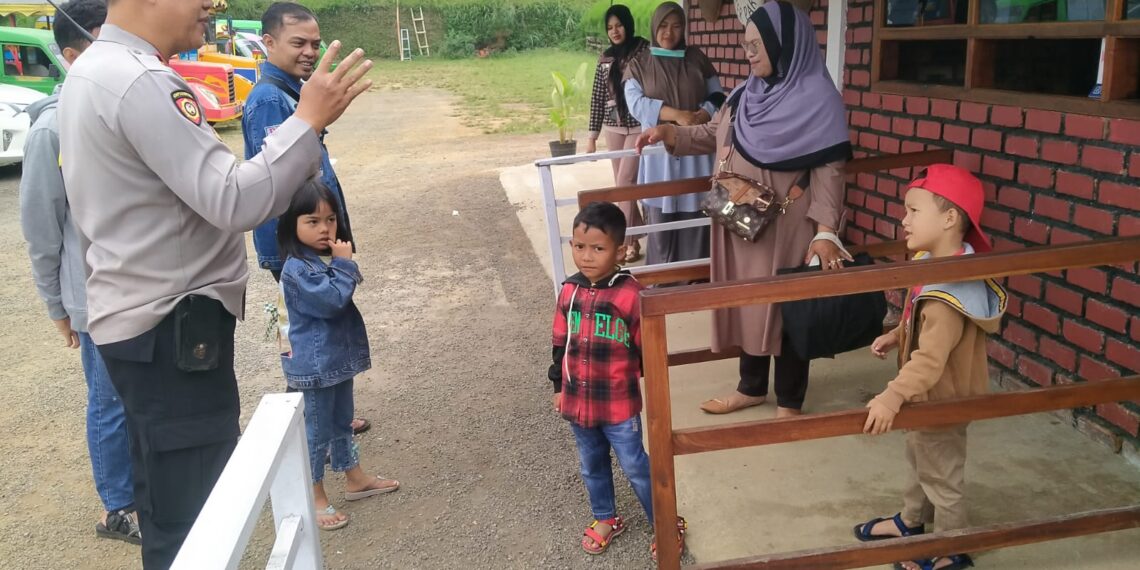 Kapolsek Sukaraja Polres melaksanakan Kegiatan   patroli sasaran memantau situasi keamanan dan menyampaikan himbauan Kamtibmas kepada para pengunjung objek wisata