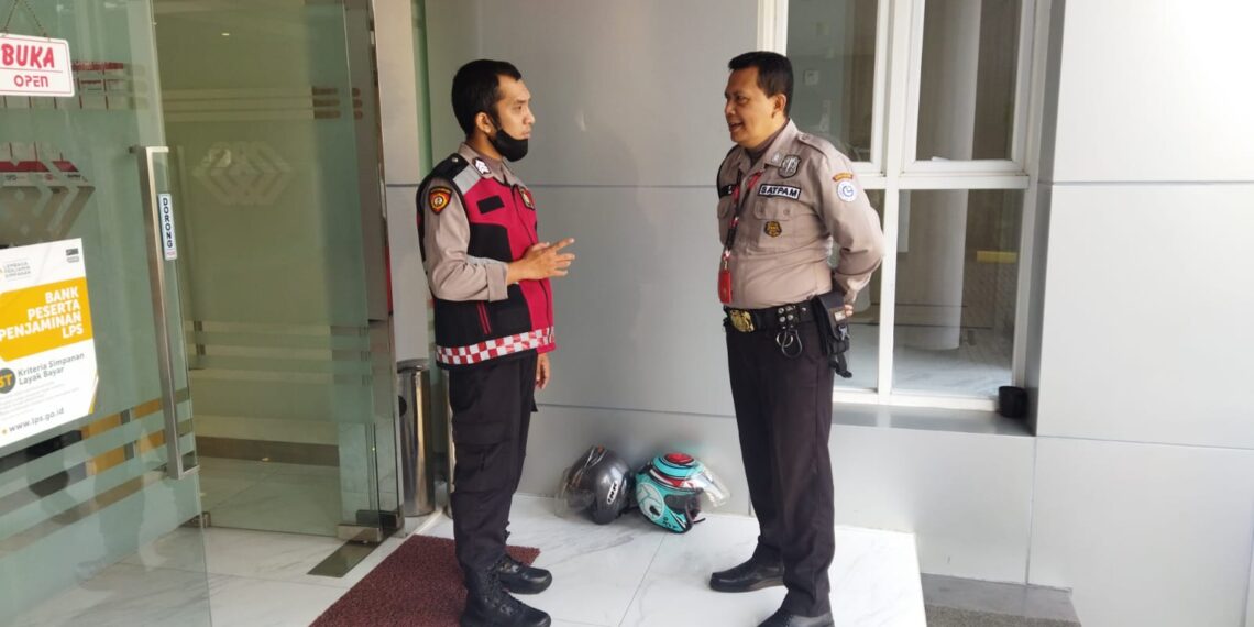 Berikan Rasa Aman, Polsek Citamiang Patroli Dialogis Sambangi Security Bank Supra Cab. Sukabumi.