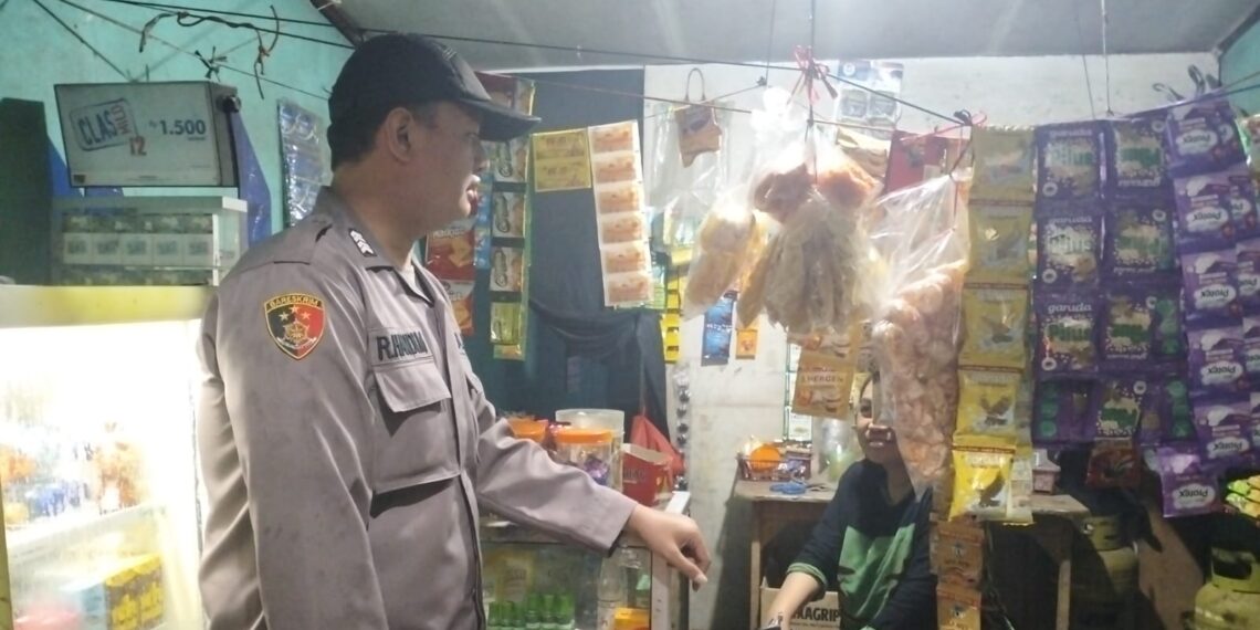 Untuk Menyampaikan Himbauan Kamtibmas, Polisi Patroli Ke Pedagang