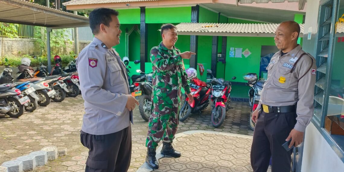 Sinergitas TNI-POLRI Babinsa bersama  Bhabinkamtibmas Kel. Gedongpanjang Polsek Citamiang Sambangi Tokoh Masyarakat.