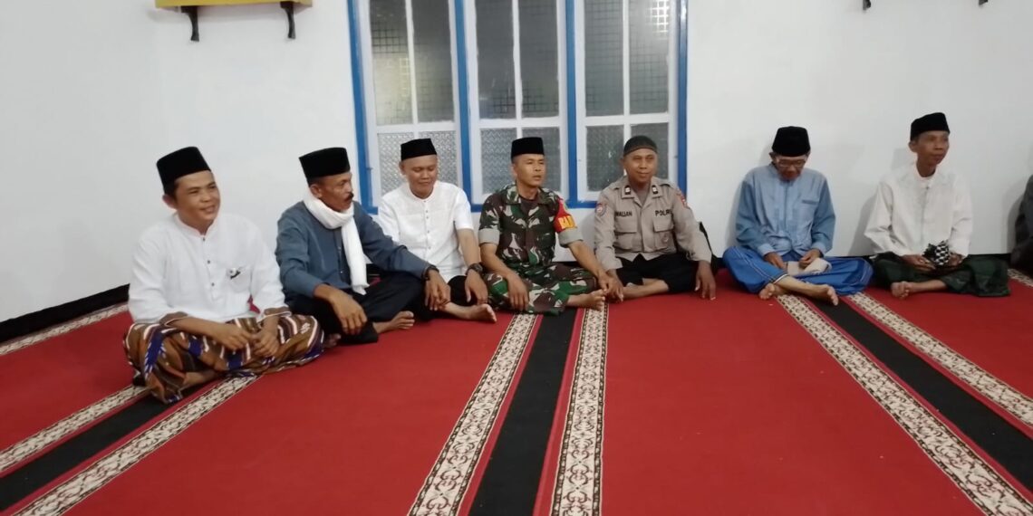 Bhabinkamtibmas Polsek Bojongpicung Hadiri Pengajian Rutin Tingkatkan KLebersamaan Dengan Warga