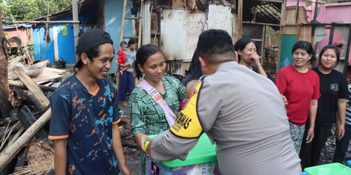 Humanis, Polres Sukabumi Kota Salurkan Bansos Bagi Korban Musibah Kebakaran