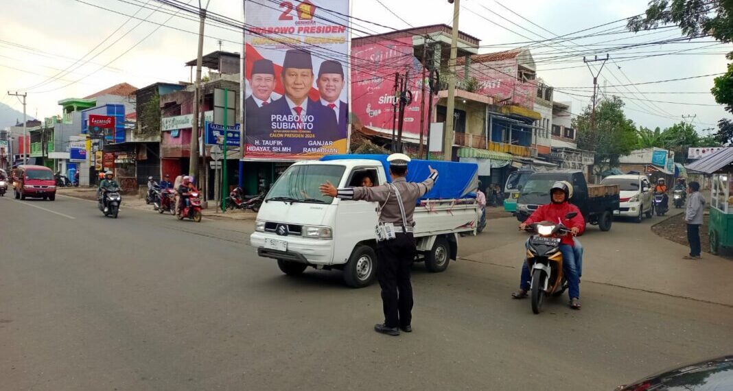 Berikan Pelayanan Jalur Pagi Hari, Unit Lantas Polsek Warungkondang Polres Cianjur Laksanakan Pengaturan