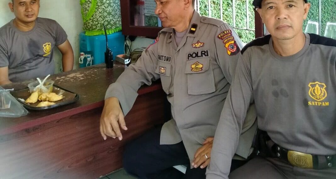 Panit Binmas Polsek Cilaku Melaksanakan Silaturahmi dengan Petugas Keamanan SMKN 1 Cilaku