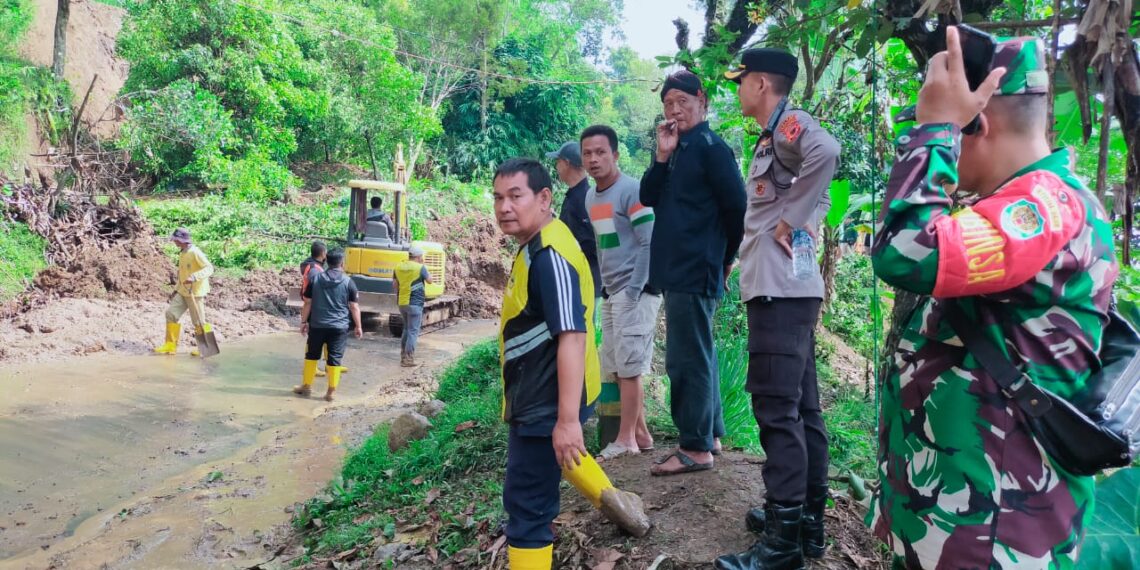 Akibat hujan deras tebing ambrol dan menutupi badan jalan polsek cibeber bantu evakuasi material longsoran