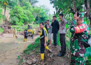 Akibat hujan deras tebing ambrol dan menutupi badan jalan polsek cibeber bantu evakuasi material longsoran