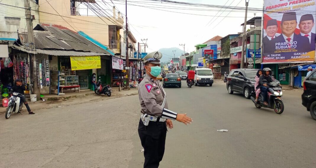 Aipda Hendar Rutin Laksanakan Pengaturan Lalu Lintas Di Titik Rawan Kemacetan Antisipasi kepadatan Arus Kendaraan