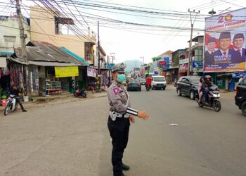 Aipda Hendar Rutin Laksanakan Pengaturan Lalu Lintas Di Titik Rawan Kemacetan Antisipasi kepadatan Arus Kendaraan