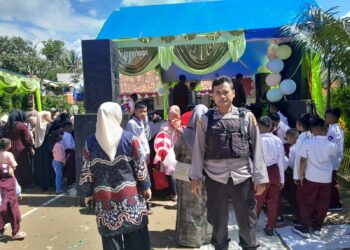 AIPDA ANDRI NOVIYANDI S.H. POLSEK SUKARESMI MENGHADIRI PERPISAHAN SDN CIHAJERE DESA SUKAMAHI