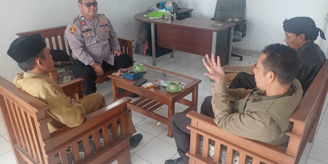 AIPTU R.ERI PRIYANTO S.H. POLSEK SUKARESMI SAMBANGI PERANGKAT DESA
