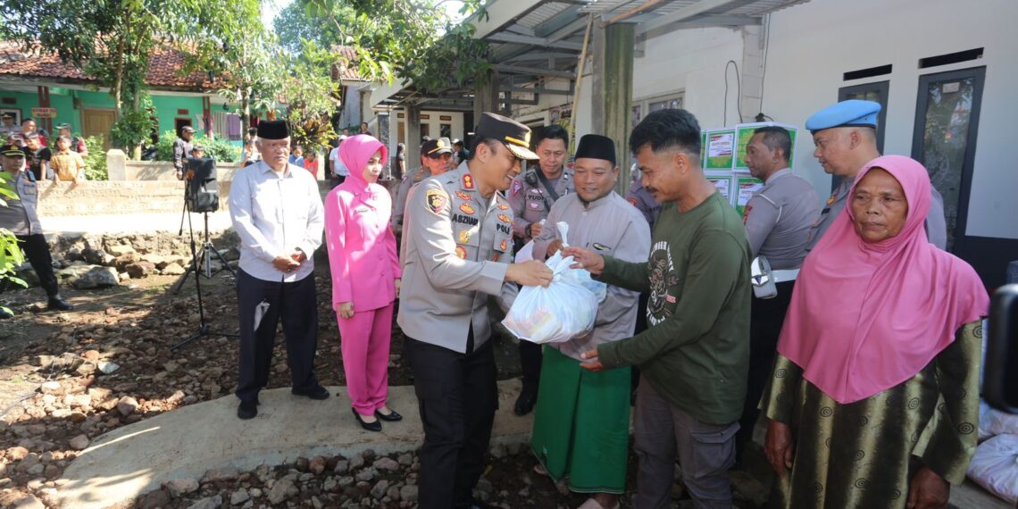 Polres Cianjur Bagikan Sembako Kepada Masyarakat Sebagai Rasa Syukur Pada HUT Bhayangkara Ke-77