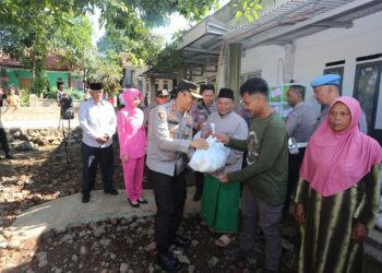 Polres Cianjur Bagikan Sembako Kepada Masyarakat Sebagai Rasa Syukur Pada HUT Bhayangkara Ke-77