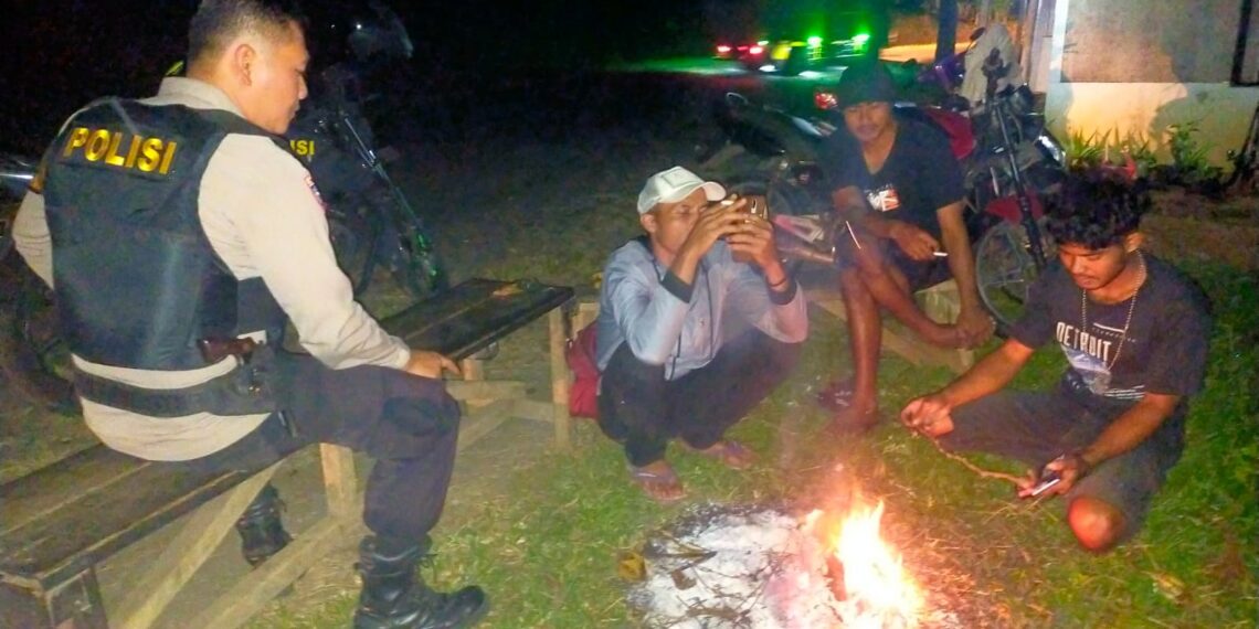 Tingkatkan Kewaspadaan, Bhabinkamtibmas Patroli Malam Kontrol Siskamling