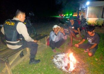 Tingkatkan Kewaspadaan,  Bhabinkamtibmas Patroli Malam Kontrol Siskamling