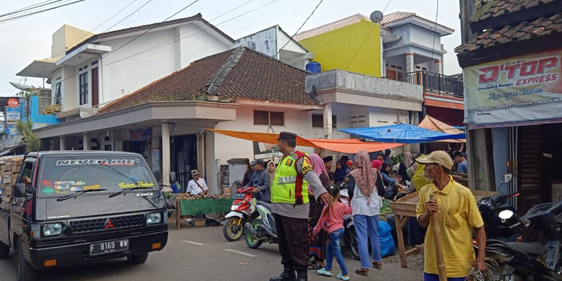 Arus Lalu Lintas Padat, Personil Kadupandak Lakukan Gatur Lalin