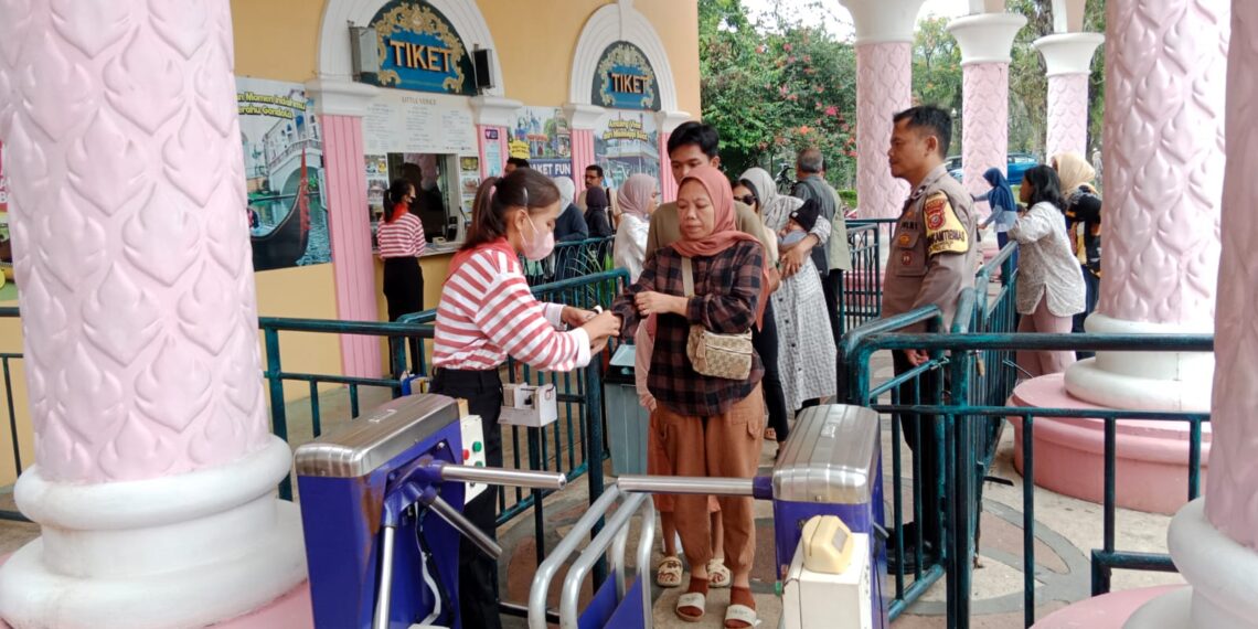 Ramainya Pengunjung ke Tempat Wisata, Bhabinkamtibmas Lakukan Pemantauan Sitausi Kamtibmas