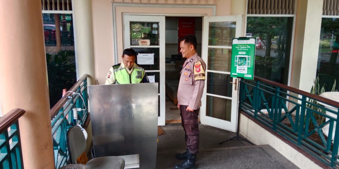 Anjangsana ke villa diwilayahnya, Bhabinkamtibmas Polsek Pacet Polres Cianjur Sampaikan Pesan kamtibmas