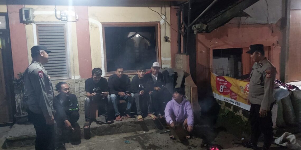 Unit patroli Polsek Pacet laksanakan patroli KRYD Datangi Warga
