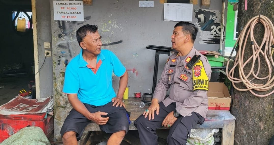 KAPOLSEK CIDAUN SILATURAHMI TOKOH MASYARAKAT DESA CIDAMAR DALAM GIAT POLISI RW