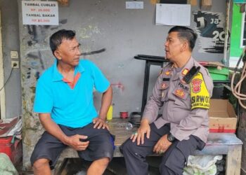 KAPOLSEK CIDAUN SILATURAHMI TOKOH MASYARAKAT DESA CIDAMAR DALAM GIAT POLISI RW