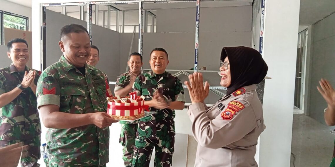 Danrmil dan Anggotanya Berikan Kue Pada HUT Bhayangkara ke 77