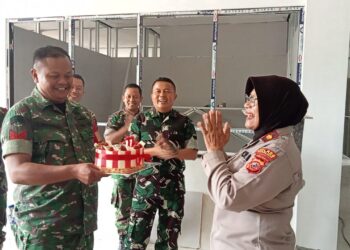 Danrmil dan Anggotanya Berikan Kue Pada HUT Bhayangkara ke 77
