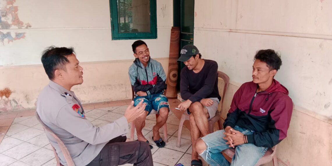 Bhabinkamtibmas Polsek Pacer Polres Cianjur , melaksanakan door too door sistem denan mendatangi warga yang sedang Nongkrong di Villa Kota Bunga