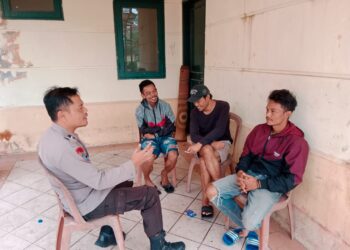 Bhabinkamtibmas Polsek Pacer Polres Cianjur , melaksanakan door too door sistem denan mendatangi warga yang sedang Nongkrong di Villa Kota Bunga