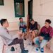 Bhabinkamtibmas Polsek Pacer Polres Cianjur , melaksanakan door too door sistem denan mendatangi warga yang sedang Nongkrong di Villa Kota Bunga