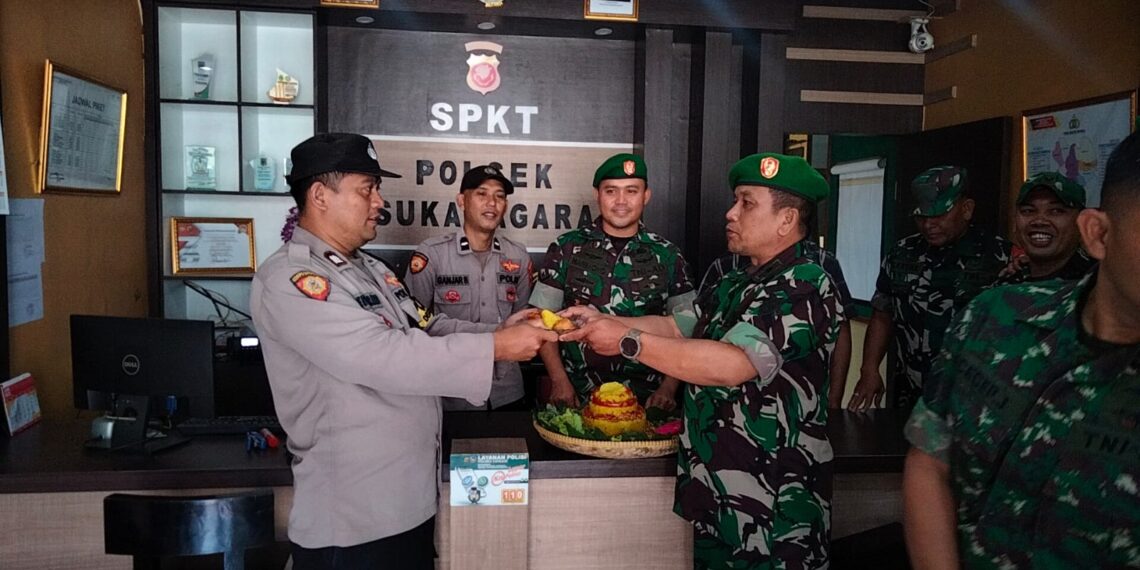 Ucapkan Hari Bhayangkara ke 77 Anggota Koramil 0810 Sukanagara Kunjungi Mako Polsek Sukanagara Dengan Membawa Nasi Tumpeng