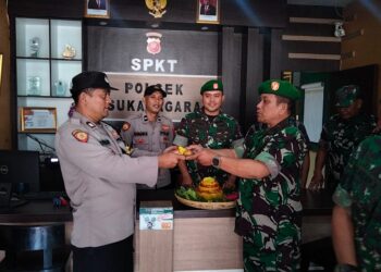 Ucapkan Hari Bhayangkara ke 77 Anggota Koramil 0810 Sukanagara Kunjungi Mako Polsek Sukanagara Dengan Membawa Nasi Tumpeng