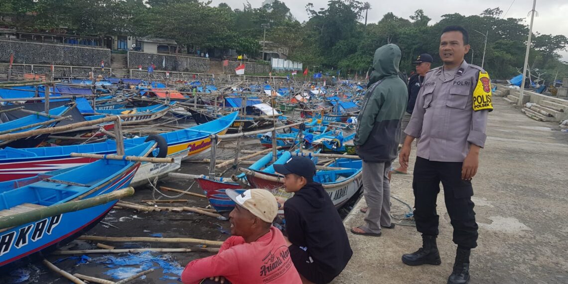 PATROLI OBYEK WISATA PANTAI JAYANTI CIDAUN, ANGGOTA POLSEK CIDAUN HIMBAU WARGA DAN PENGUNJUNG