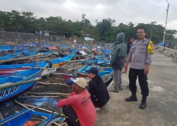 PATROLI OBYEK WISATA PANTAI JAYANTI CIDAUN, ANGGOTA POLSEK CIDAUN HIMBAU WARGA DAN PENGUNJUNG