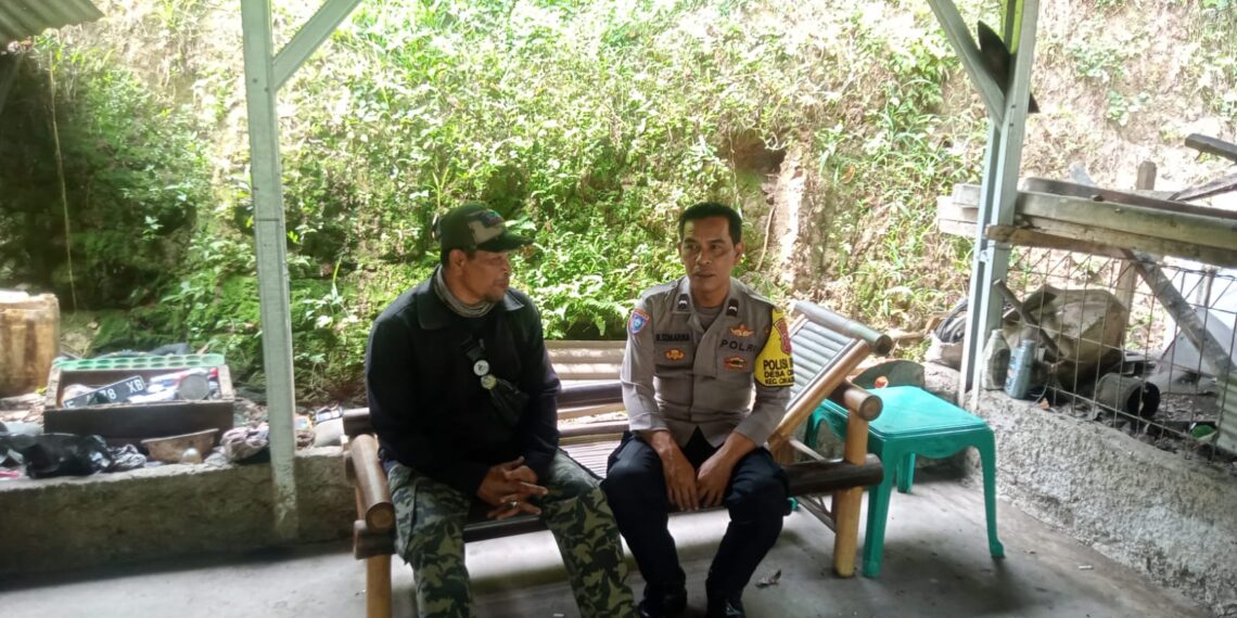 Kanit Samapta Polsek Cikalongkulon Sambangi Warga Desa Mekargalih