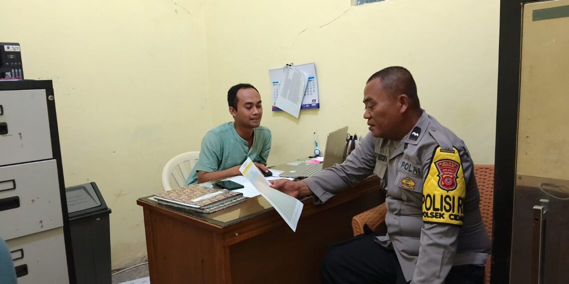 AKOMODIR KELUHAN DAN MASUKAN DARI WARGA, POLISI RW POLSEK CIDAUN SAMBANGI WARGANYA