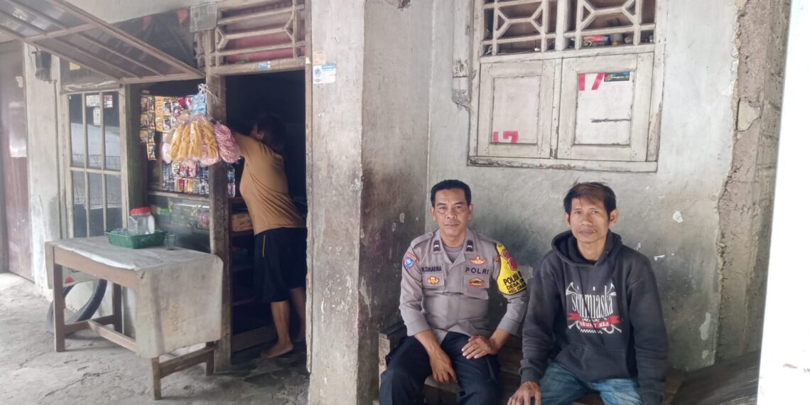 Bhabinkamtibmas Desa Mekargalih Polsek Cikalongkulon Polres Cianjur Kunjungi Pedagang