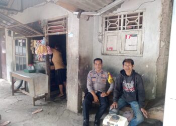 Bhabinkamtibmas Desa Mekargalih Polsek Cikalongkulon Polres Cianjur Kunjungi Pedagang