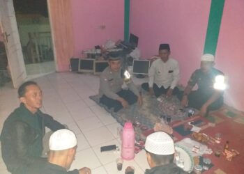 Antisipasi Kerawanan Malam Hari, Bhabinkamtibmas Polsek Cireunghas Polres Sukabumi Kota Bersama Babinsa dan Kepala Desa Kompak Sambangi Warga
