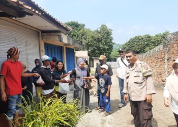 Bhabinkamtibmas  Polsek Lembursitu Polres Sukabumi Kota Monitoring Pembagian  hewan qurban