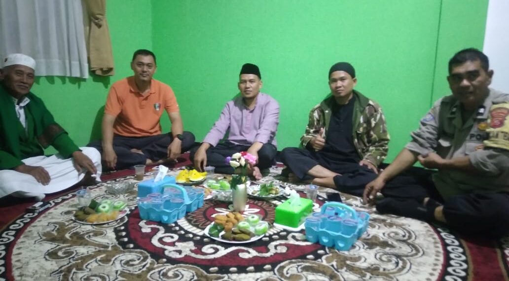 Bhabinkamtibmas sampaikan pesan kamtibmas pada saat samenan madrasah Atohiriyah Tegalaya Kec Lembursitu Kota Sukabumi