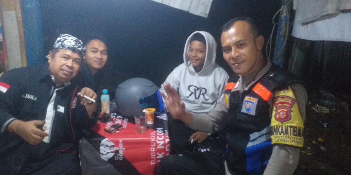 Ajak Pemuda Jauhi Pengaruh Pergaulan Bebas, Bhabinkamtibmas Sambangi Pemuda Berikan Himbauan Kamtibmas