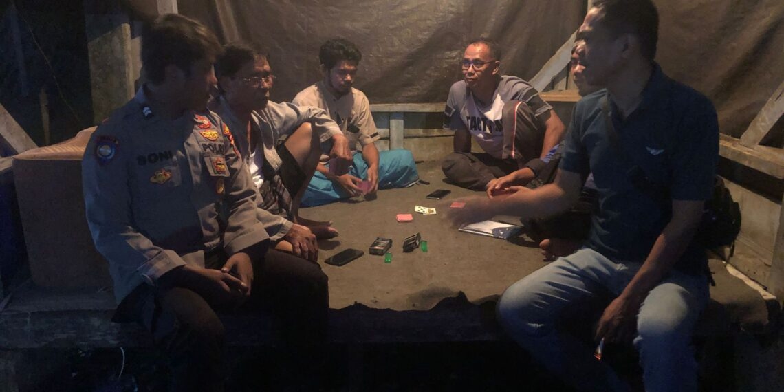 Cegah Pencurian, Bhabinkamtibmas Polsek Mande Ajak Masyarakat Tingkatkan Ronda Malam