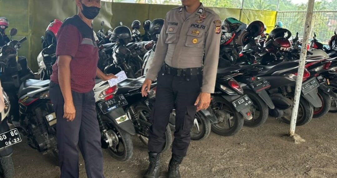 Personil Unit Samapta Polsek Cisaat berikan Imbauan kepada Juru Parkir di tempat Wisata