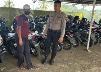 Personil Unit Samapta Polsek Cisaat berikan Imbauan kepada Juru Parkir di tempat Wisata