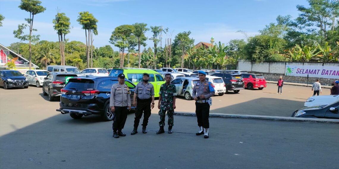 ANGGOTA POLSEK SUKABUMI MELAKSANAKAN PEMANTAUAN WISATA